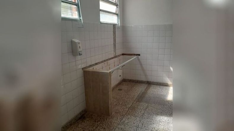 PANDORA @SINNNORMAS. Así están los baños del #ISMP Instituto San Martin de Porres #ManuelAlverti #DelViso la escuela PRIVADA no reconoce la comisión de padres,  quienes juntaron más de 200 firmas para que los estudiantes tengan una educación digna y de calidad, así estamos #Pilar..