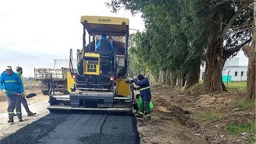 CALLES. Achával aseguró que se puede hacer asfalto sin tomar deuda..