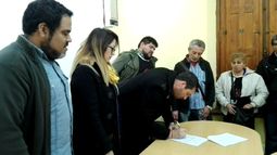 Juan Luna, Valeria Domínguez y Christian Rasmussen, en la firma del proyecto de resolución en repudio a la quita de pensiones por discapacidad..