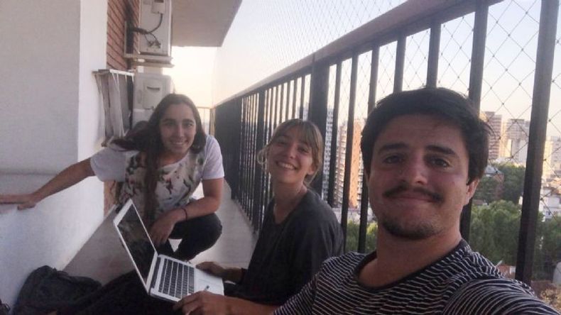 Agustín, creador del proyecto, junto a María y Maia..