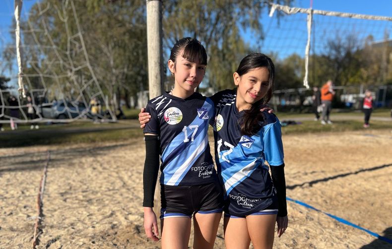 La dupla de la categoría Sub 14 representante de la Sociedad de Fomento Villa Astolfi.