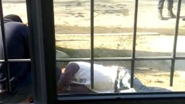 Uno de los jóvenes está herido en el piso..