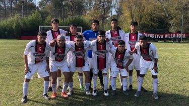 EQUIPO. La Sub 20 de Villa Rosa le sacó un empate al líder de la Permanencia A.