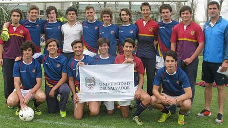 INOBJETABLE. El equipo de Los Robles ganador de la Zona A, con 10 puntos..