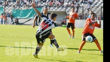 (Fredy Caballero). Torcido. Fonzalida le da mordido el remate, que terminó en las manos del arquero..