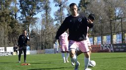 PELOTA. Joaquín César espera su oportunidad de estar en el once inicial.