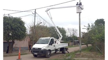ALERTAS. El Municipio en plena colocación de las alarmas en el barrio Pinazo. .