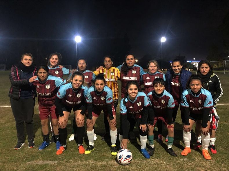 PUNTERAS. Las chicas de Manzone llevan 5 triunfos en igual cantidad de partidos.