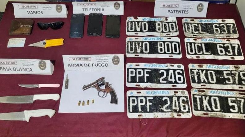 Armas y patentes encontradas durante el operativo..