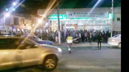 La gente, hace minutos, en la esquina de la plaza..