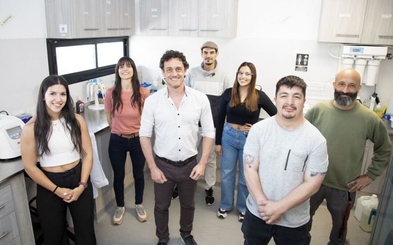 Paulo Maffía (en el centro) junto a su equipo de investigadores de la Universidad Nacional de Hurlingham.