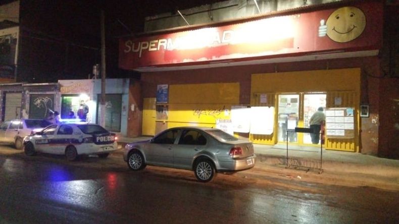 Coco. Frente del local atacado esta noche. .