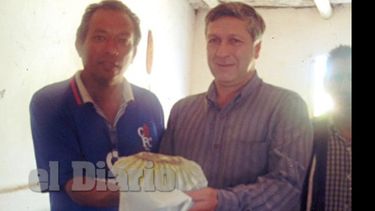 Donación. Villar llevó una bandera para la comisaría..