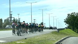 Ciclistas en plena Panamericana. Un peligro constante de todos los fines de semana. Ιcy / @vickyschefer.