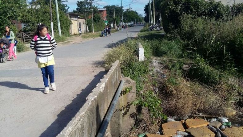 Por aquí transitan a diario cientos de chicos que asisten al jardín y la escuela del barrio La Pilarica. Foto Aldo Payale..