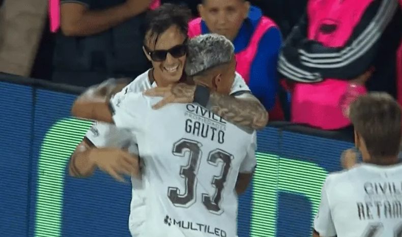 Augusto Lotti y su festejo preparado, con lentes negros incluidos.