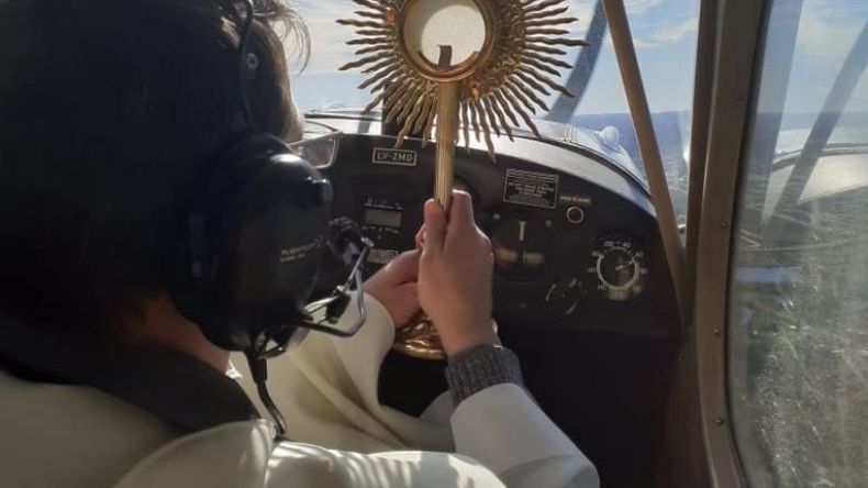 El Padre Hugo con el Santísimo, en la avioneta..