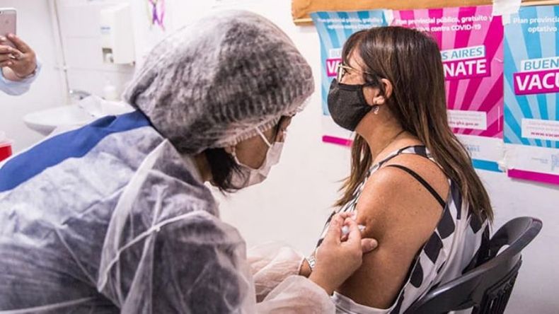 VACUNAS. En Pilar se vacuna a un promedio de 49 personas por día..
