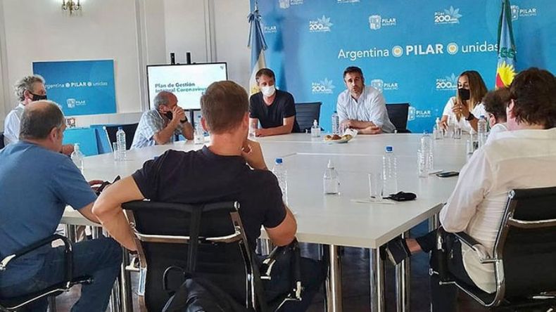MESA GRANDE. Achával repasó el protocolo con los dueños de bares..