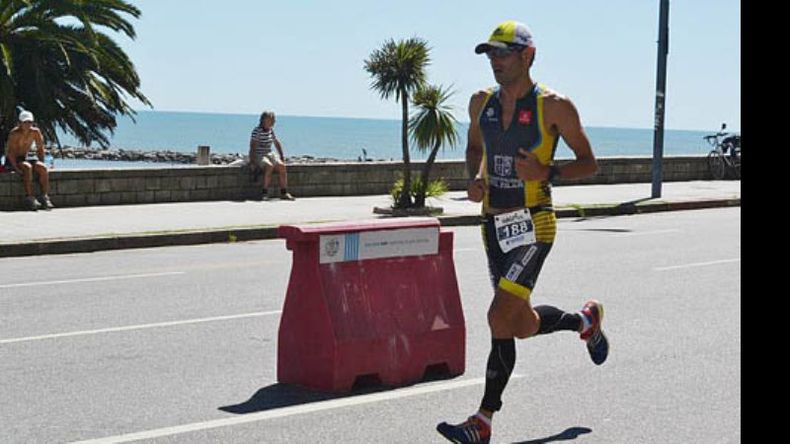 (Jorge Bilbao). Chapa completando los 21K, por la costanera marplatense..