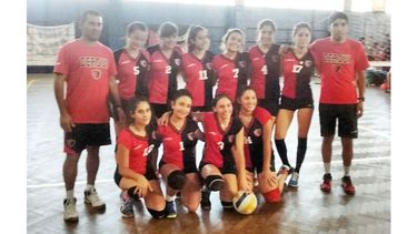LÍDERES. Las chicas del Sub 15 dominaron 3-0 a Las Heras y siguen invictas..