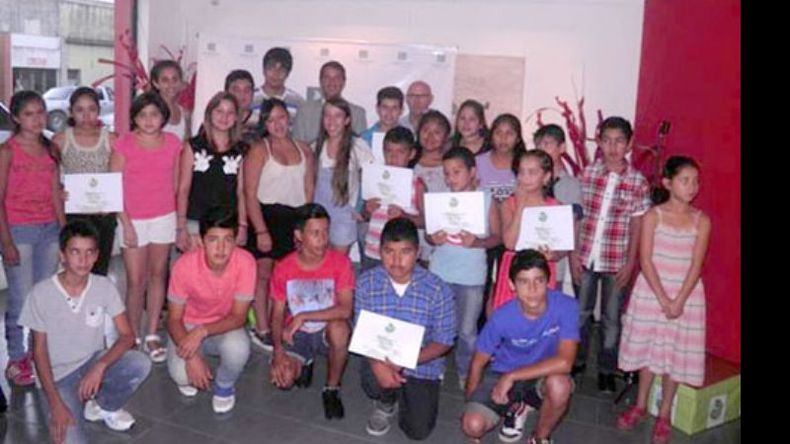 FORMADOS. Los chicos y sus padrinos durante el acto de presentación..
