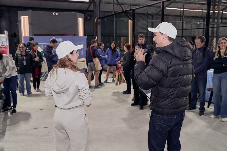 Chino Leunis y Maca Picabea condujeron el torneo de p&aacute;del solidario en Backyard Pilar.