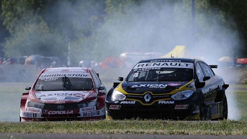 Momento clave. Ardusso bloquea y Rossi gana la posición por adentro. FOTO TELAM..