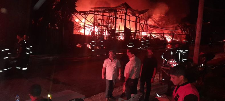 GENERALIZADO. El incendio se desató en la empresa T-Plak del barrio Santa María.