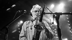 Roberto Pettinato, saxo de Sumo, llega a Forest Dan en el TOM.