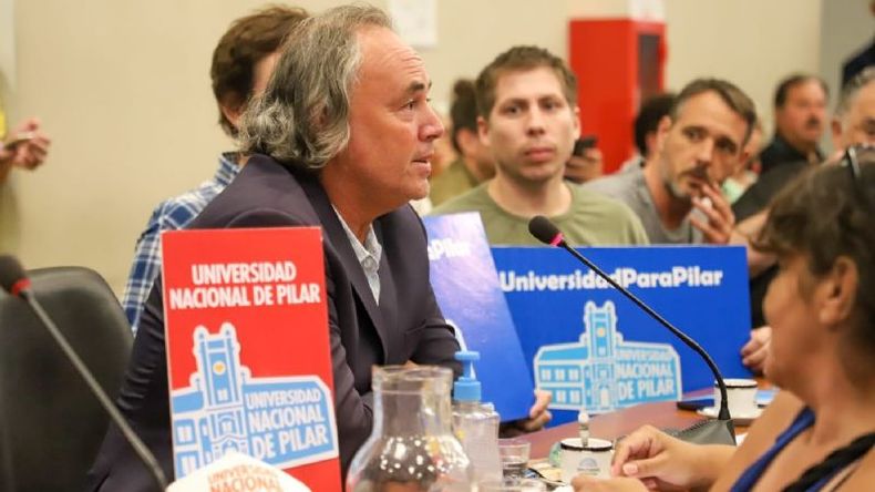 Un empresario pilarense expone ante los diputados, ante la mirada del secretario de Gobierno, Santiago Laurent..