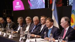 A LA MESA. Kicillof cerró el encuentro flanqueado por Achával y el presidente de la CAMARCO, Gustavo Weiss.&nbsp;