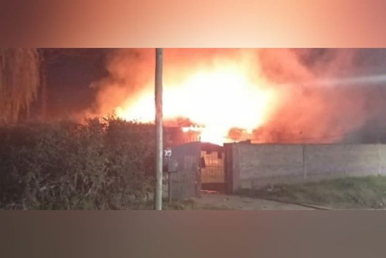 El incendio afectó casi la totalidad de la casaquinta de la calle Labarden.&nbsp;