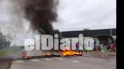 Vecinos de Los Grillos cortaron colectora