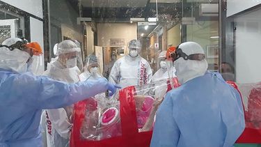 PRIMERA PACIENTE. Una mujer de 97 años, recuperada en el Sanguineti, espera el alta en el Hospital Solidario Austral..