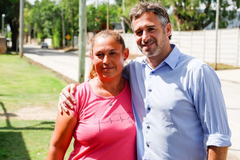 CON LA GENTE. Achával dialogó con los vecinos a lo largo de la recorrida.