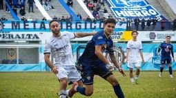 PELOTA. Gustavo Bronstrup gana la posición ante Lucas Baredes. PELOTA. Gustavo Bronstrup gana la posición ante Lucas Baredes.