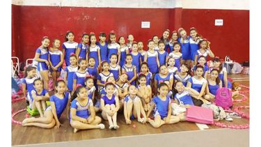 PREPARADAS. Las chicas posan para la foto, antes de competir en el torneo de River..