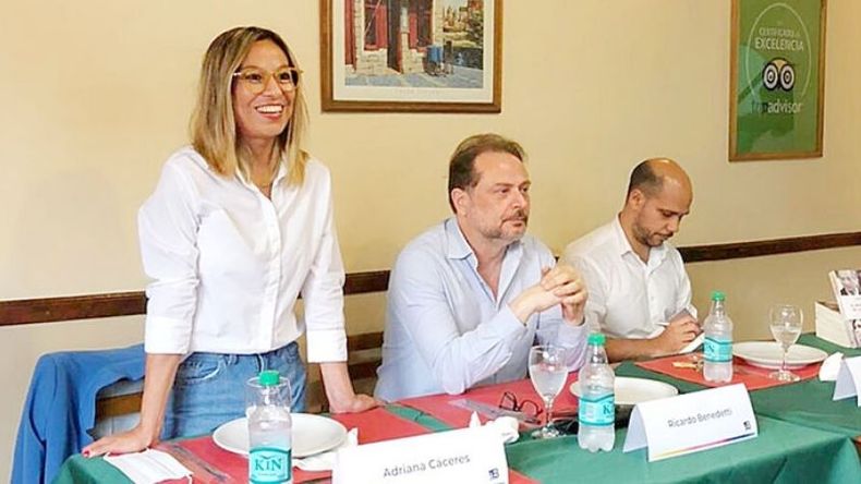 CHARLA. Cáceres con Gasulla y Benedetti, en una pizzería de Pilar..
