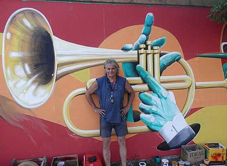 Gato Maass, 20 años llenando de arte los muros de Pilar.