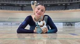 CAMPEONA. Valentina Piccoli posa con la medalla de oro y la mascota del Nacional Absoluto.