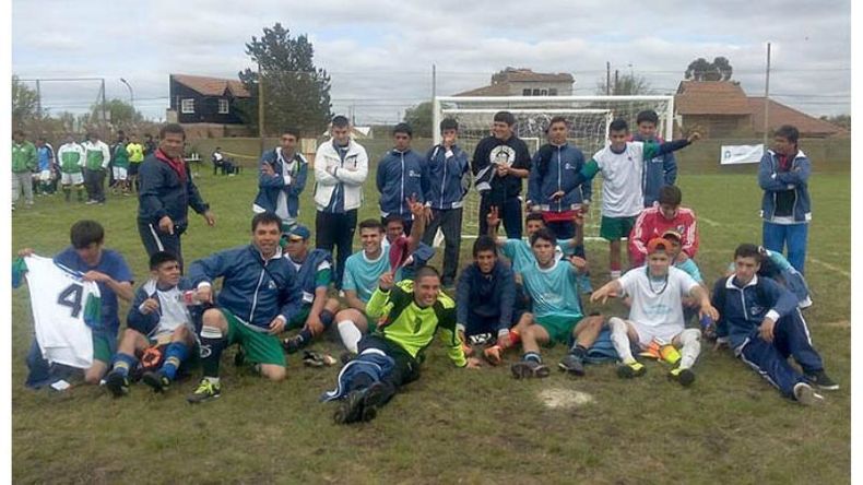 PLATA. Los Juveniles C del Fútbol Especial le dieron una medalla más a Pilar..