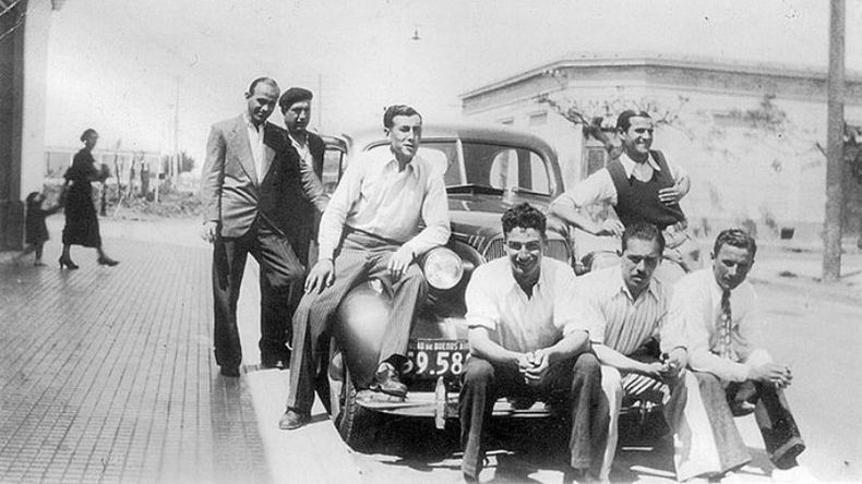 Un grupo de amigos posa sobre un automóvil, en 1937. Quien está sentado en el guardabarros es Andrés Yayo López, quien años después sería intendente de Pilar..