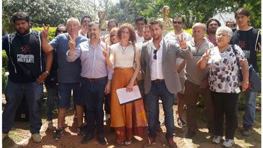 ¿TODOS UNIDOS? Los dirigentes, ayer, contra el cambio de autoridades..