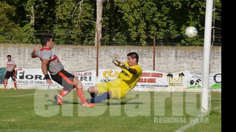 ANULADO. Fonzalida convierte y recibe un planchazo del arquero. El árbitro cobró fuera de juego..
