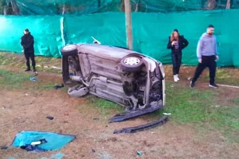 FRENTE AL AUSTRAL. El Peugeot 306 que sufrió el despiste y vuelco. Su conductor tuvo que ser trasladado al Hospital Central.&nbsp;