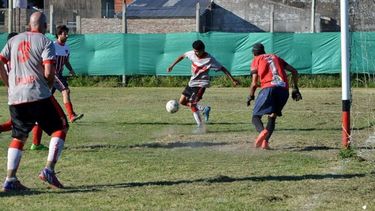 EMPATE. Leandro Lescano se acomoda para fusilar al arquero; era el 1-1 del Rancho ante San Lorenzo..