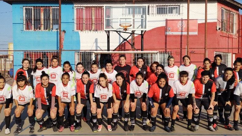 UNIDAS. Las jugadoras de Gauchitos y Katanes posaron juntas para la foto..