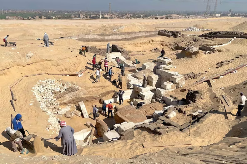 Descubren una tumba de un faraón desconocido en Egipto. (NYT)..avif