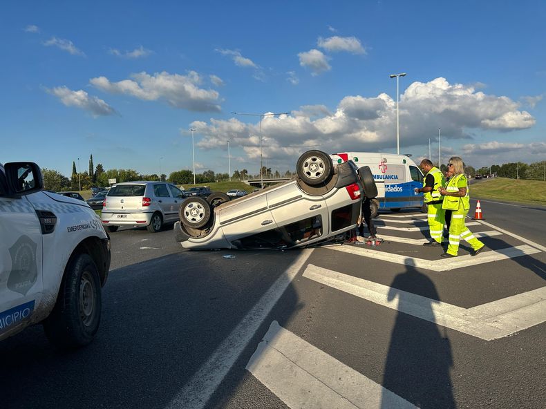 El vuelco se produjo en el carril central de la Panamericana.&nbsp;